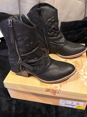 Cowboy boots women